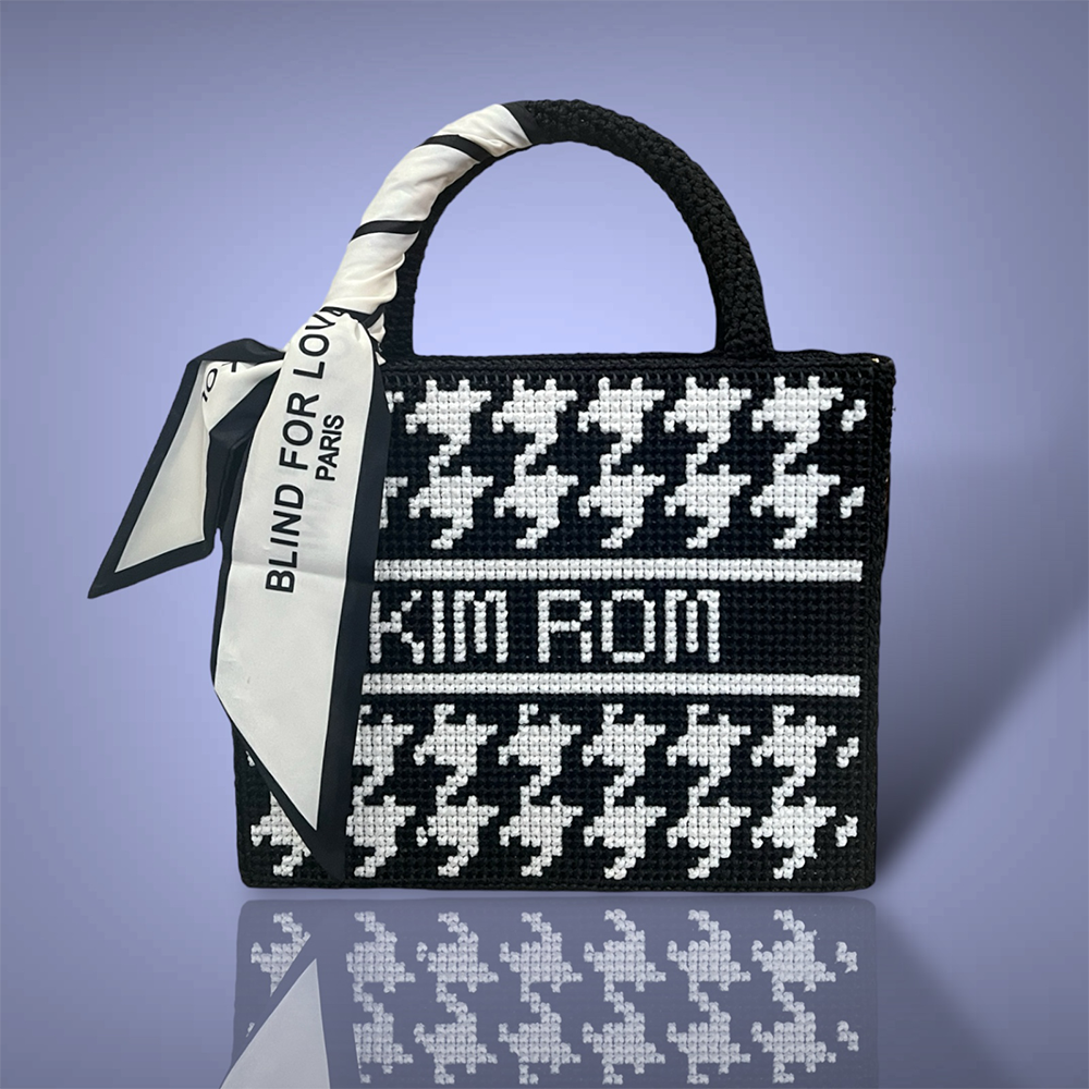 Túi Tote hoạ tiết Houndstooth thêu tên - anh 1