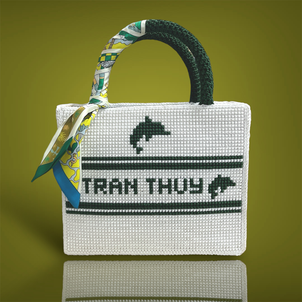 Túi Tote Trơn hoạ tiết Logo thêu tên - anh 1